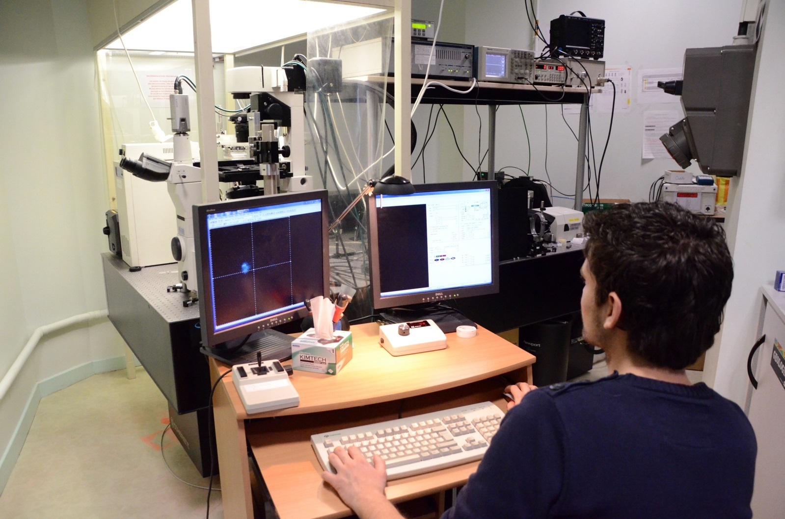 MICROSCOPE CONFOCAL MULTIPHOTON