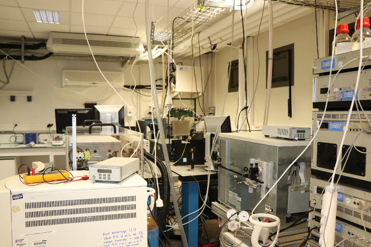 SPECTROMÈTRE IRMPD (INFRARED MULTIPLE PHOTON DISSOCIATION)